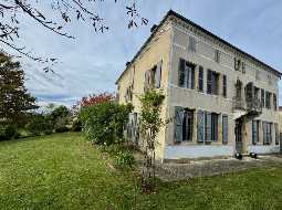 Vaste Demeure de Village du XVIII avec 9 Chambres, Piscine au Sel & Vue Pyrénées